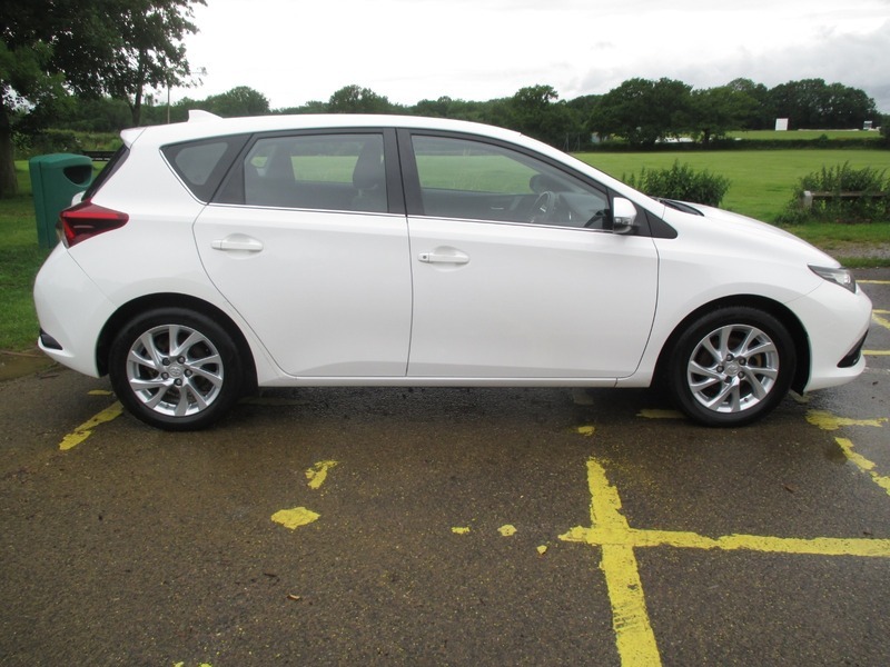 Toyota Auris Vvt-i Business Edition White #4