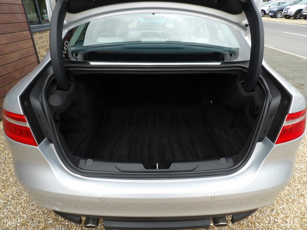 Jaguar XE Saloon 2.0 Ingenium Portfolio Silver #6