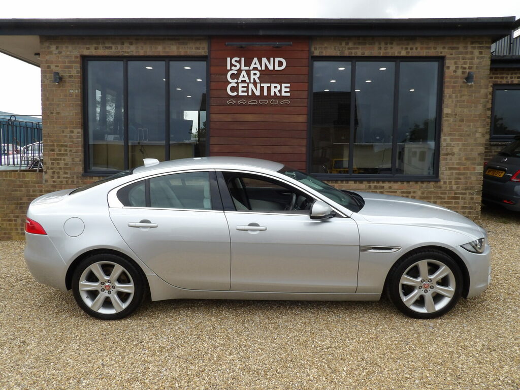 Jaguar XE Saloon 2.0 Ingenium Portfolio Silver #2