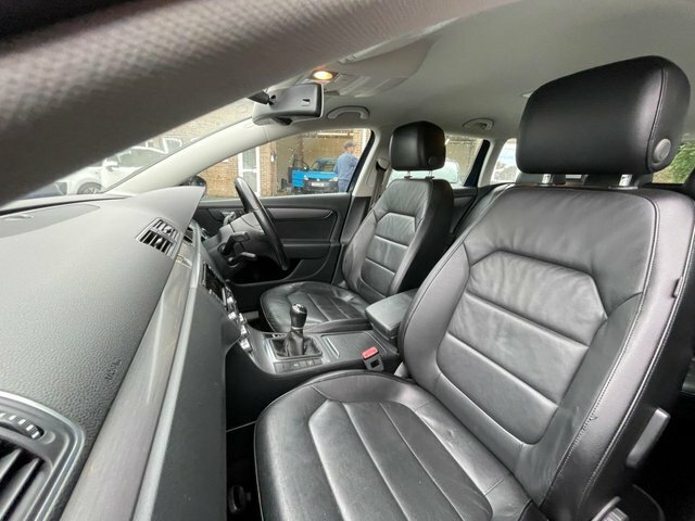 Volkswagen Passat S Blue #16