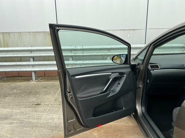 Toyota Verso D-4d Icon White #37