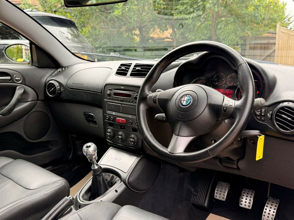 Alfa Romeo GT 1.9 Jtdm 16V Cloverleaf Red #15