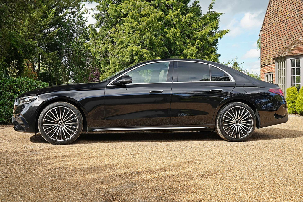 Mercedes-Benz E Class E300e Amg Line Premium 9G-tronic Silver #2