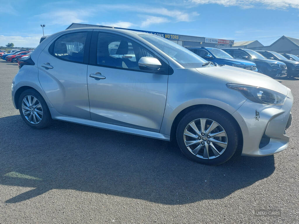 Toyota Yaris 1.5 Hybrid Icon Cvt AMZ6308 Silver #2