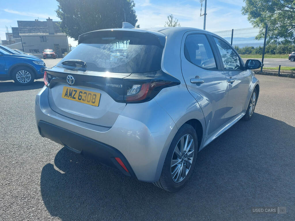 Toyota Yaris 1.5 Hybrid Icon Cvt AMZ6308 Silver #3