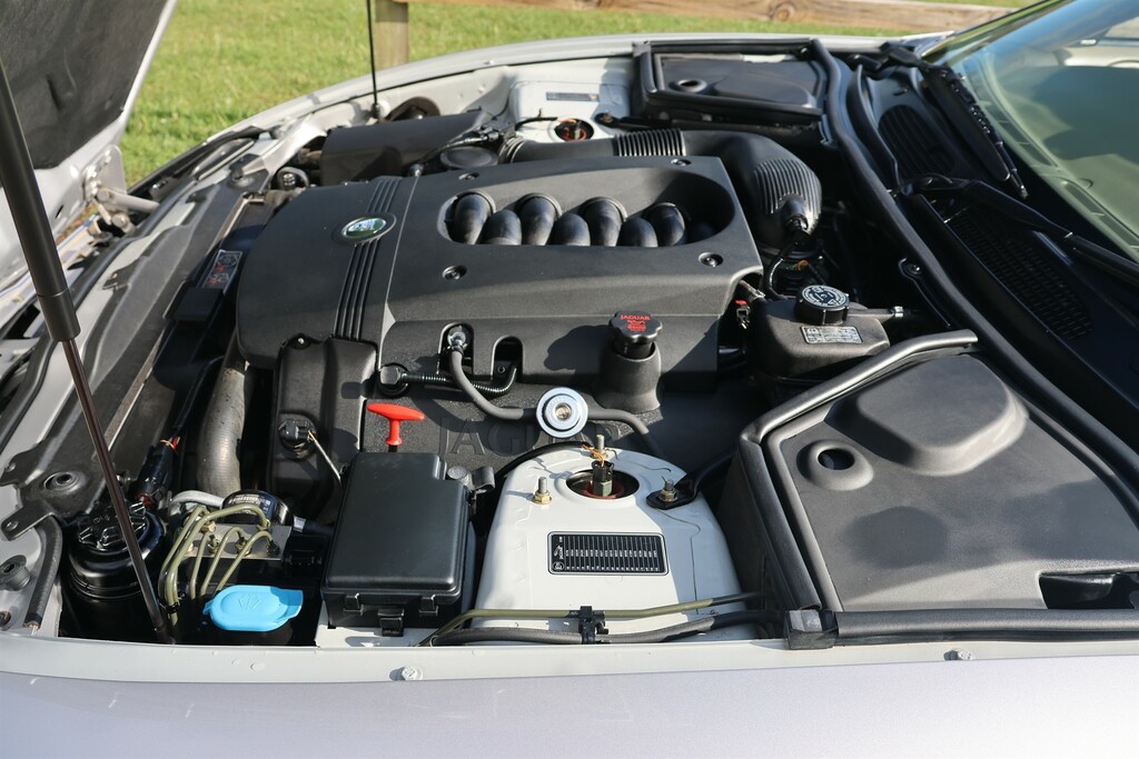 Jaguar XK8 4.2 S Silver #32
