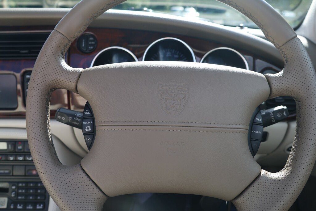 Jaguar XK8 4.2 S Silver #22