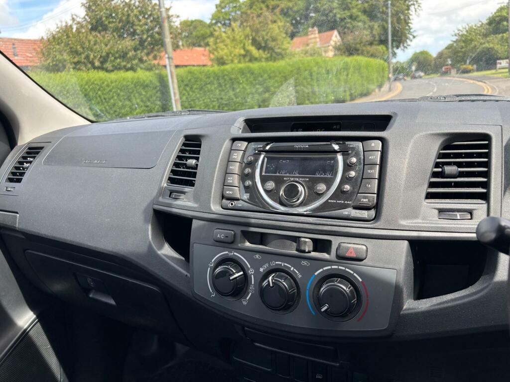 Toyota HILUX 2.5 D-4d Active 2015 Silver #11