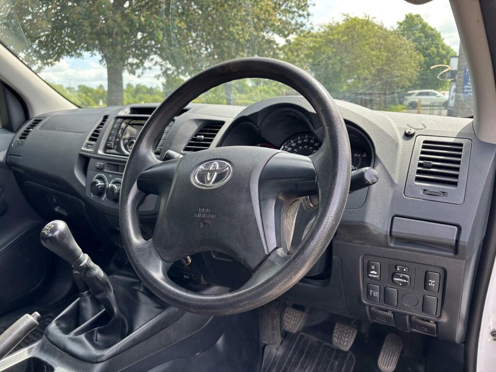 Toyota HILUX 2.5 D-4d Active 2015 Silver #9