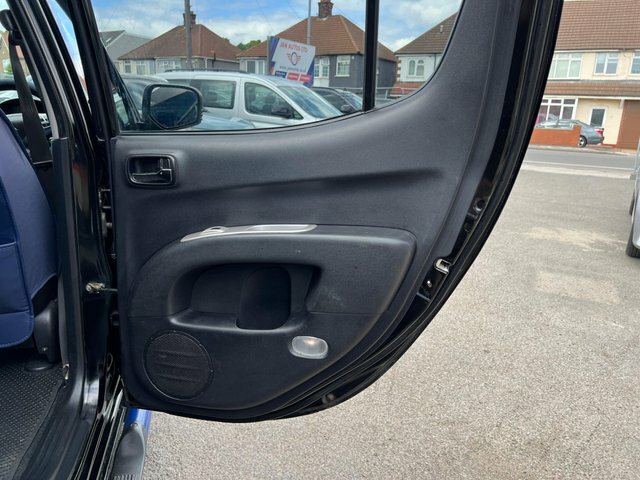 Mitsubishi L200 Black #44
