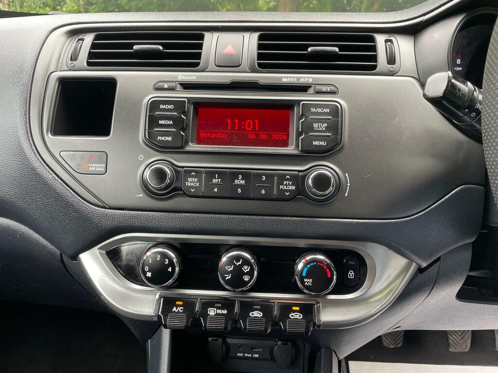 Kia RIO Hatchback 1.25 White #21