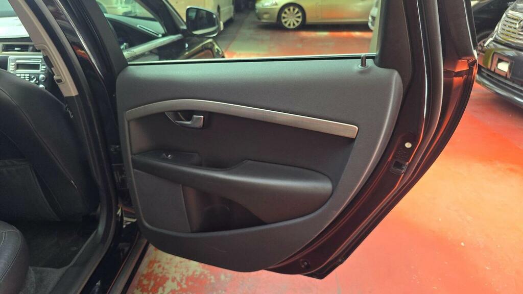 Volvo V70 2.0 D Se 136 Bhp Black #19