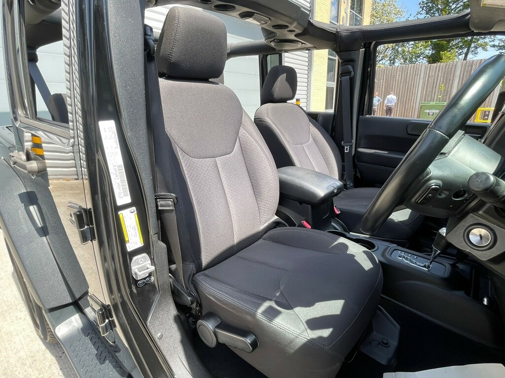 Jeep Wrangler 2L Sahara Black #100