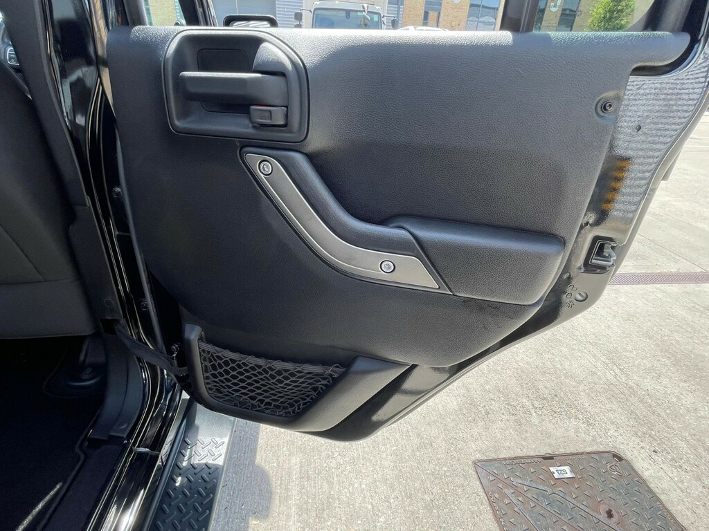 Jeep Wrangler 2L Sahara Black #104