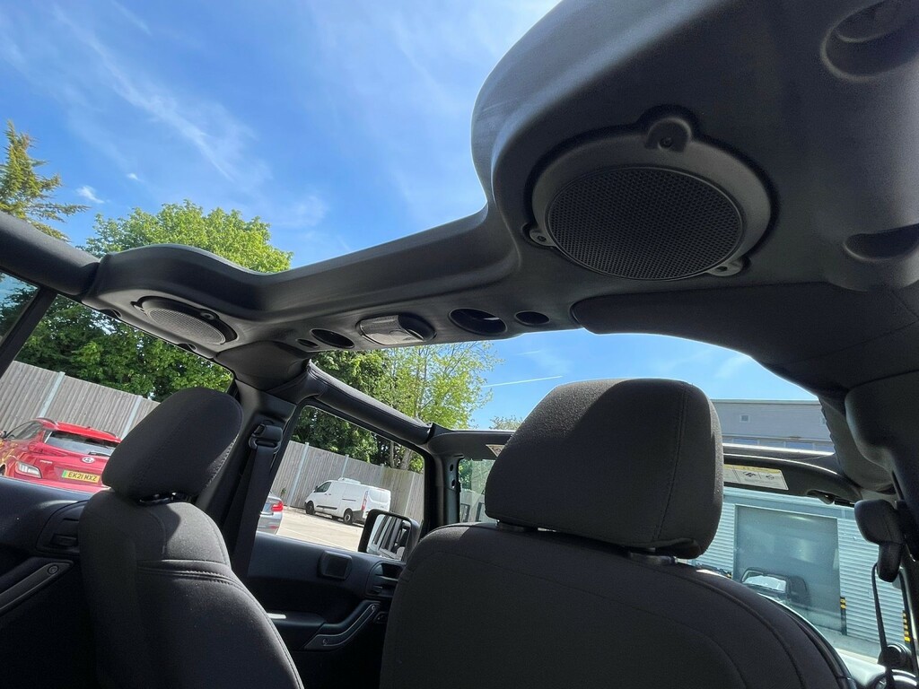 Jeep Wrangler 2L Sahara Black #107