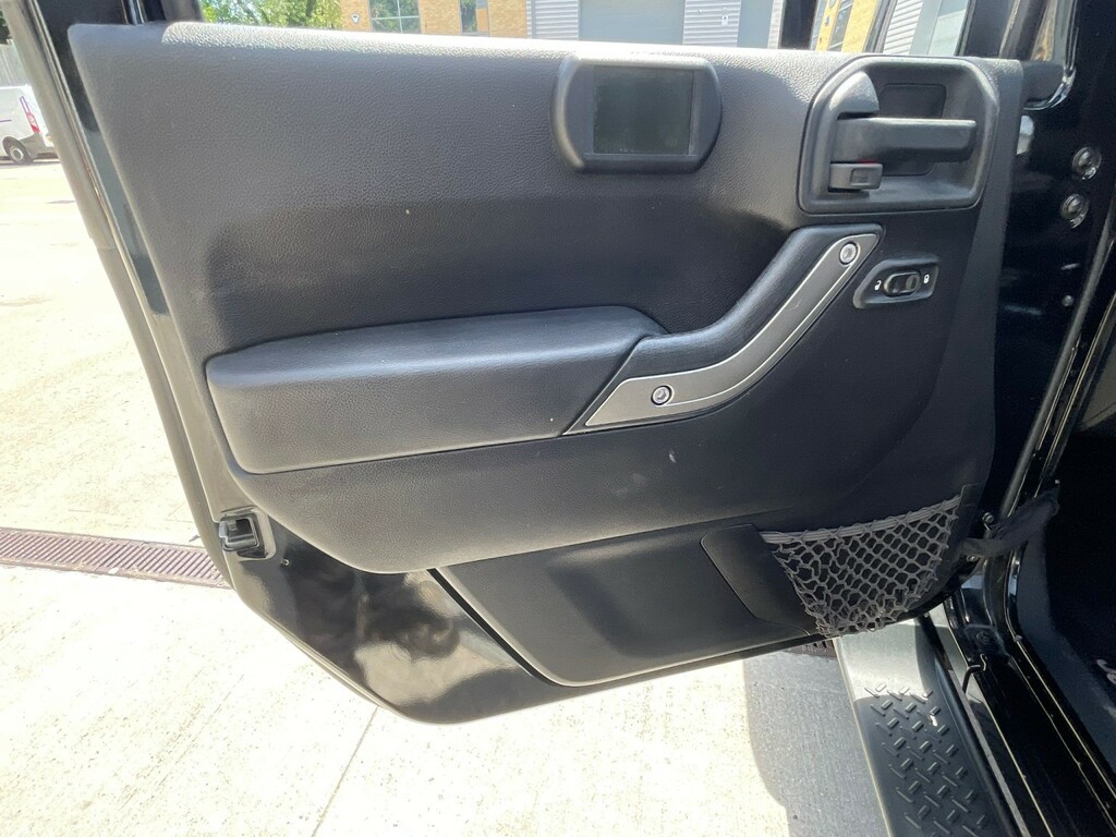 Jeep Wrangler 2L Sahara Black #117