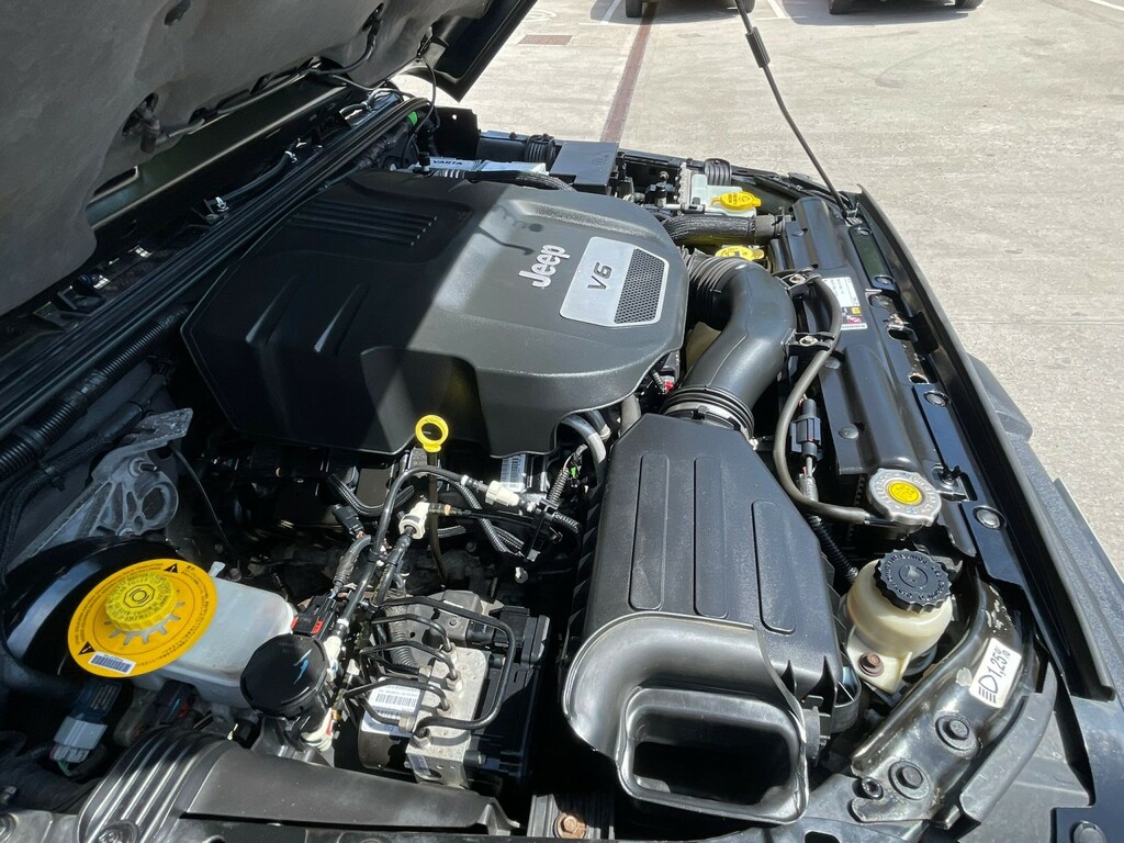 Jeep Wrangler 2L Sahara Black #127