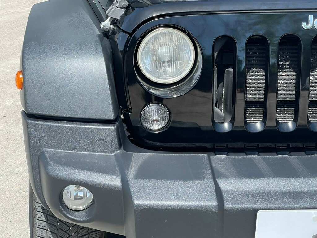 Jeep Wrangler 2L Sahara Black #11