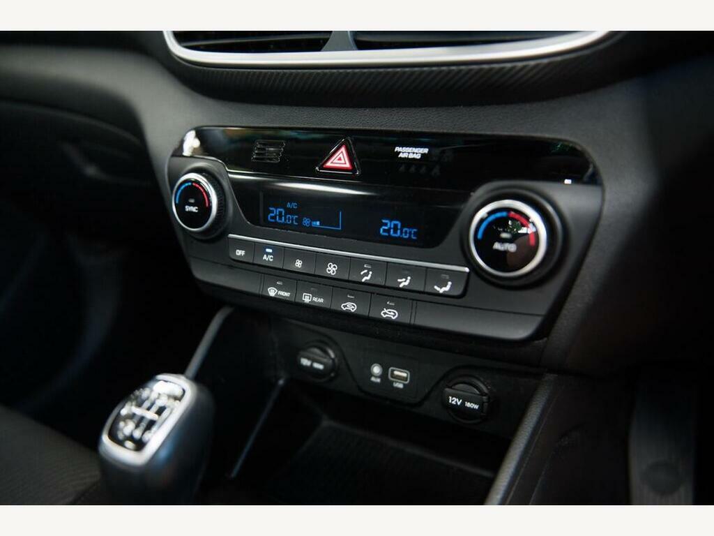 Hyundai Tucson T-gdi Se Nav White #19