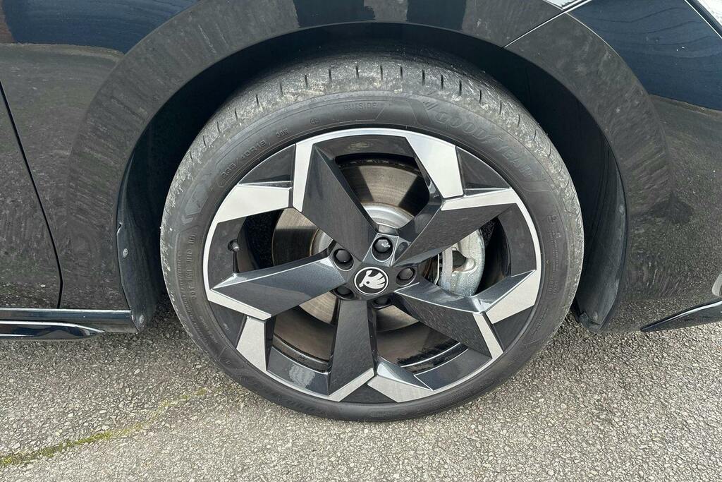 Skoda Superb 1.5 Tsi Iv 25.7Kwh Sportline Estate Plu GY75TKN Black #5