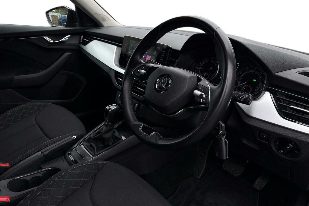 Skoda Kamiq 1.5 Tsi Act Se Drive Suv Dsg MK73UZJ Black #6