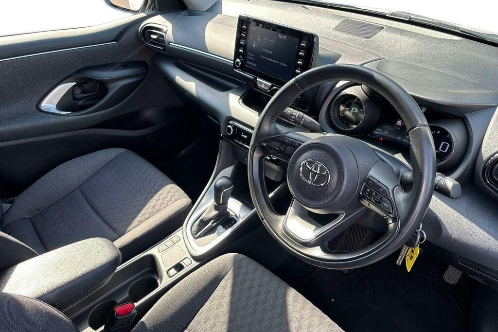 Toyota Yaris 1.5 Vvt H Design Hatchback Hybrid E Cvt LP21KKJ White #6