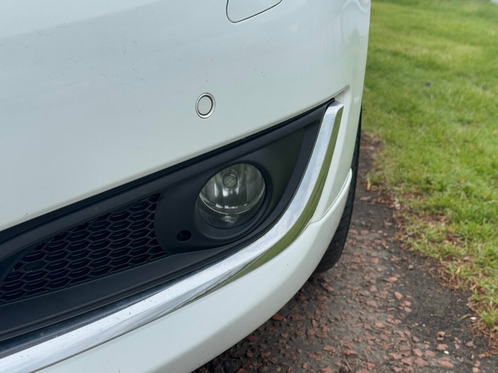Vauxhall Insignia 2L Sri White #4