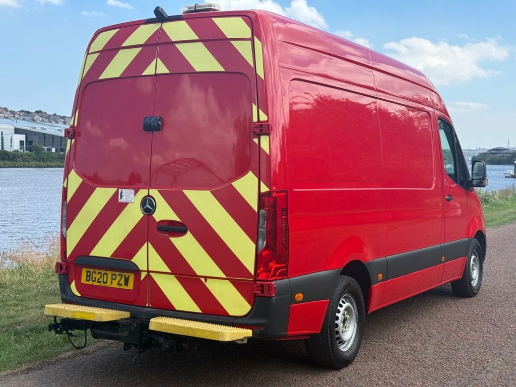 Mercedes-Benz Sprinter Mpv Red #4