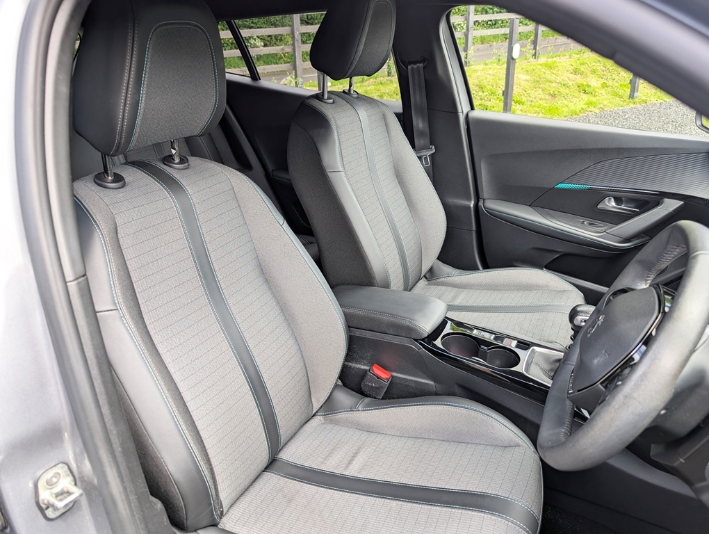 Peugeot 2008 1.2 100Hp Allure Premium VE23EFW Grey #4