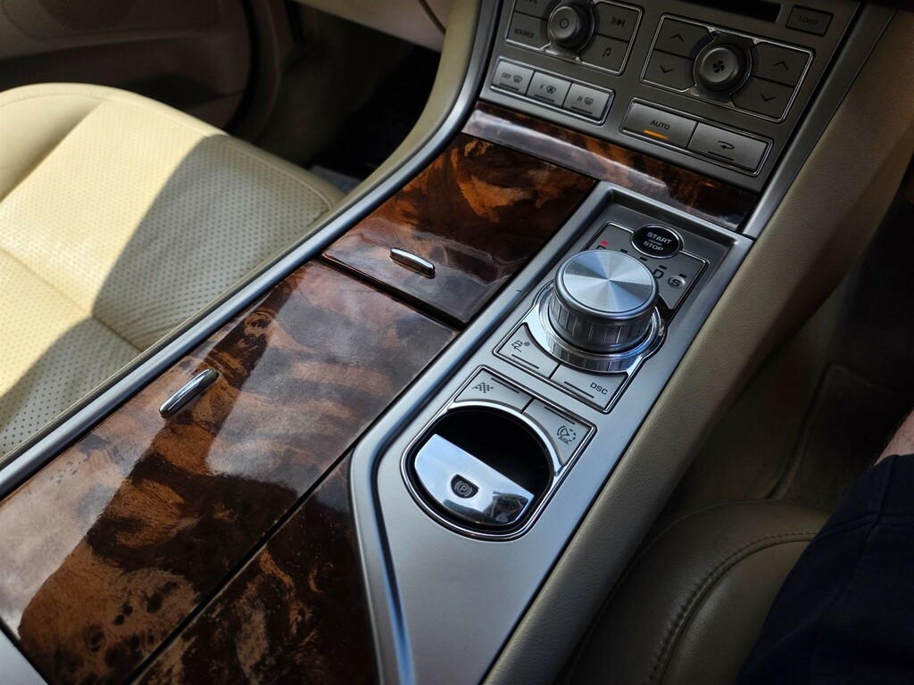 Jaguar XF 3.0 V6 Luxury Grey #24