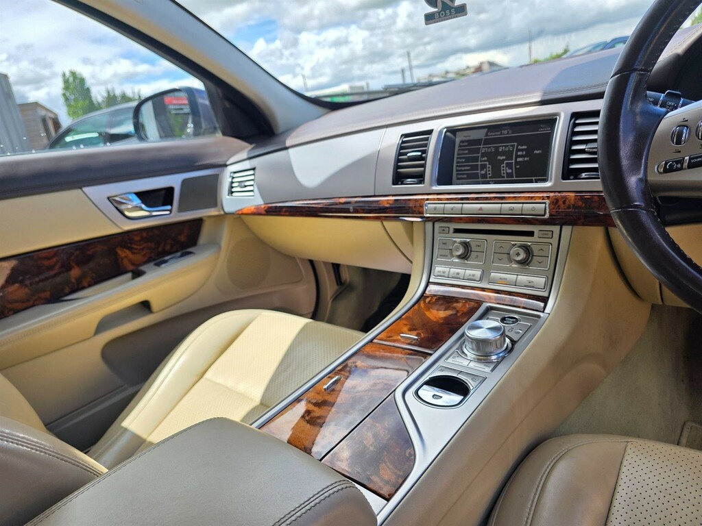 Jaguar XF 3.0 V6 Luxury Grey #23