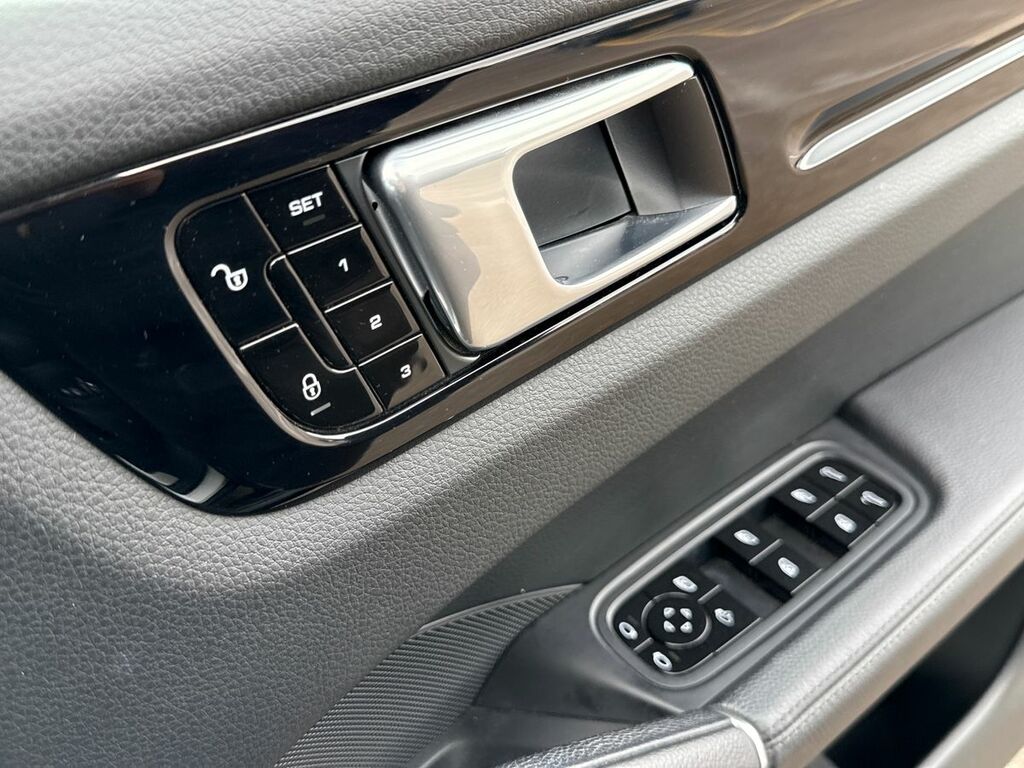 Porsche Cayenne 2018 18 Porsche Cayenne Platinum Edition Black #34