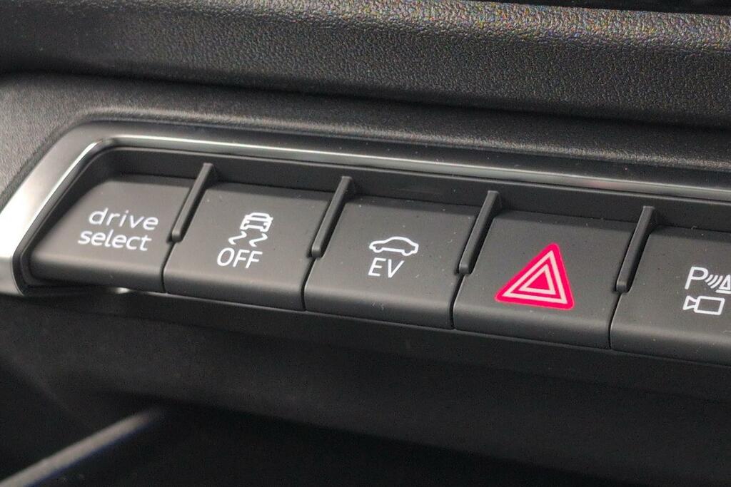 Audi Q3 1.5 E-hybrid Launch Edition S Tronic Black #24