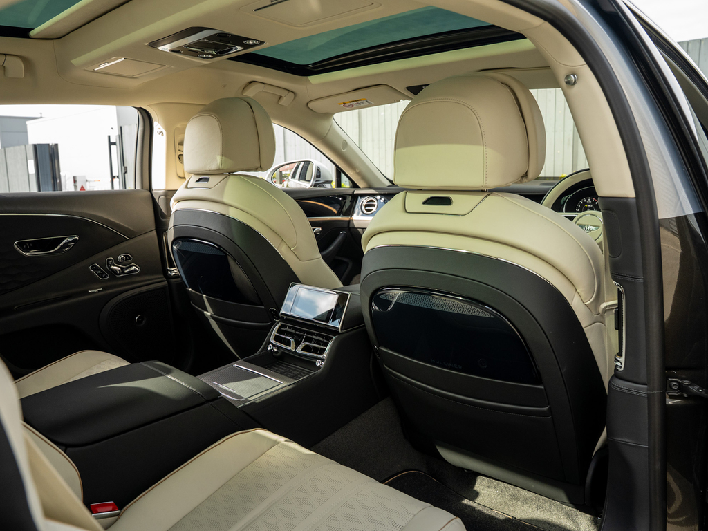 Bentley Flying Spur 4.0 V8 High-performance 25.9Kwh Saloon Blue #24