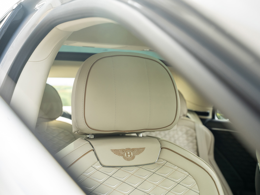 Bentley Flying Spur 4.0 V8 High-performance 25.9Kwh Saloon Blue #25