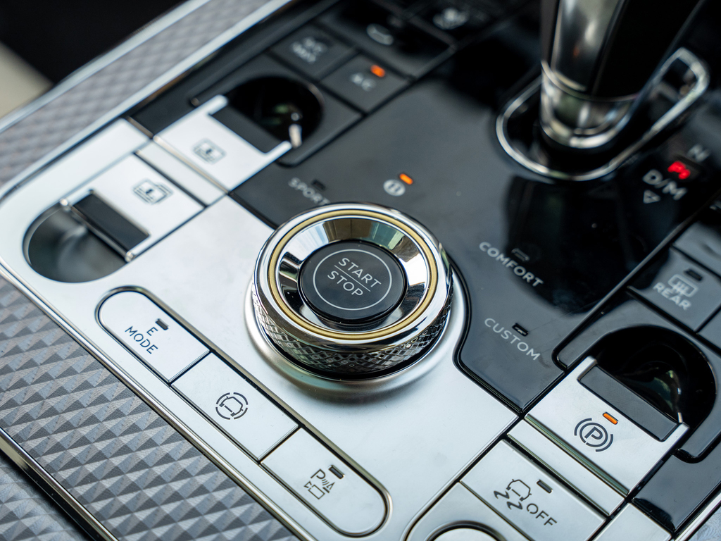 Bentley Flying Spur 4.0 V8 High-performance 25.9Kwh Saloon Blue #33