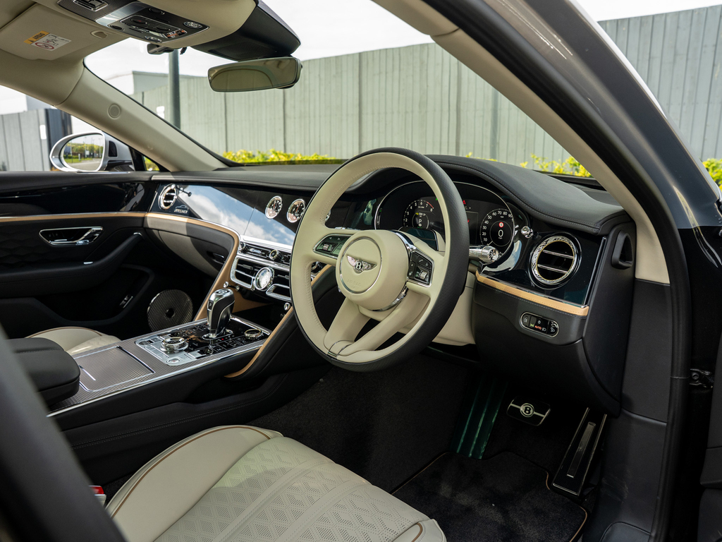 Bentley Flying Spur 4.0 V8 High-performance 25.9Kwh Saloon Blue #17