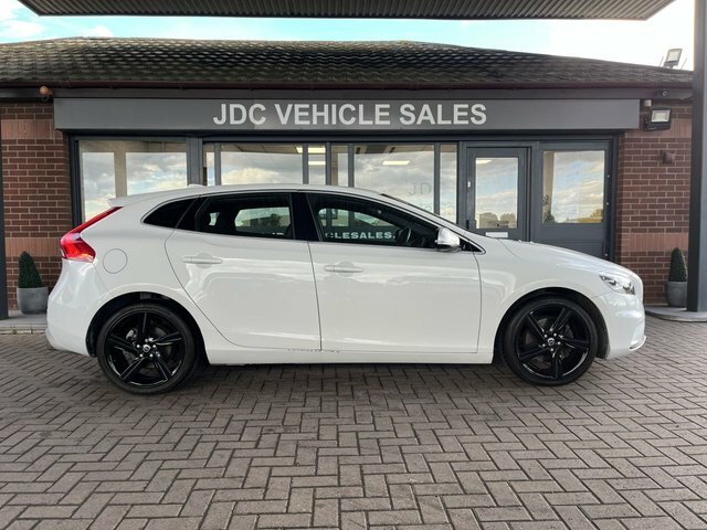 Volvo V40 2014 1.6 T3 R-design Hatchback E White #3