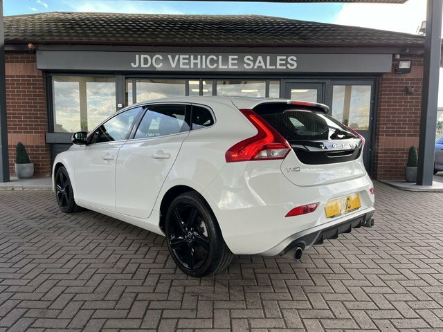 Volvo V40 2014 1.6 T3 R-design Hatchback E White #2