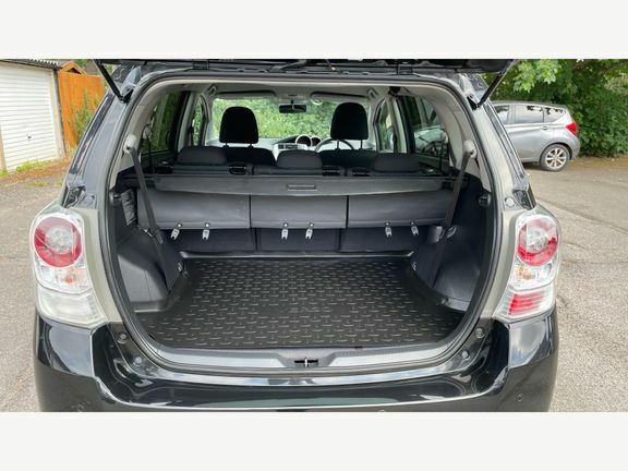 Toyota Verso Mpv Silver #12