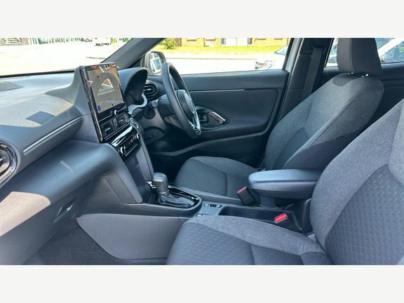 Toyota Yaris Cross Design Fwd White #5