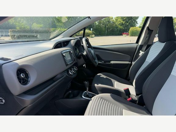 Toyota Yaris 1.5 Vvt-i Icon Tech Cvt Euro 6 Black #5