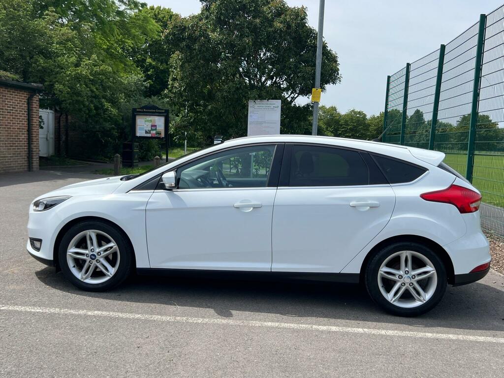 Ford Focus Petrol White #4