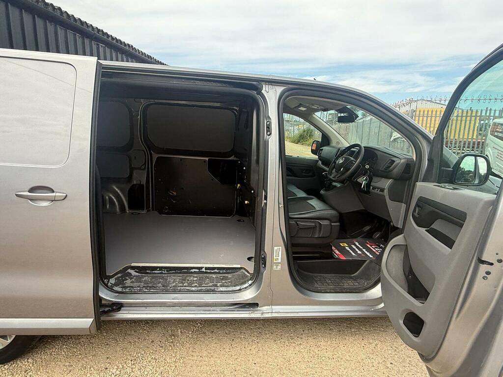 Vauxhall Vivaro 2700 1.5D 120Ps Sportive H1 Van White #24