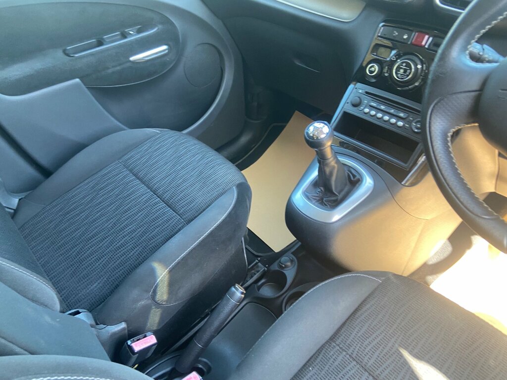 Citroen C3 Picasso 1.6L Code White #30