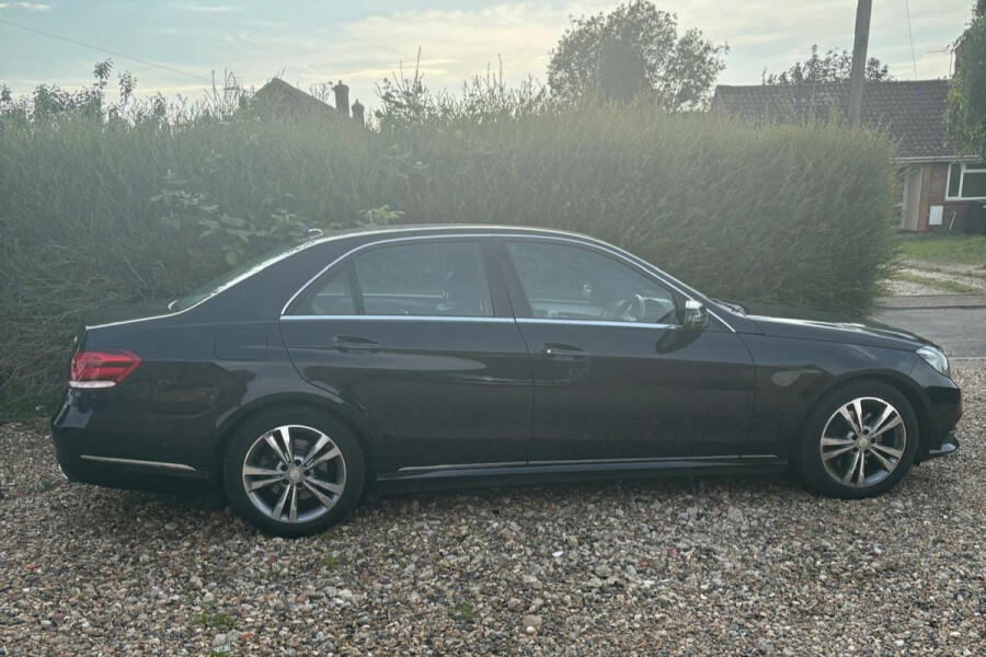 Mercedes-Benz E Class Saloon Black #2
