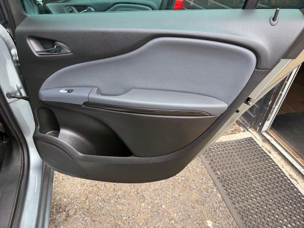 Vauxhall Zafira Tourer Tech Line White #29