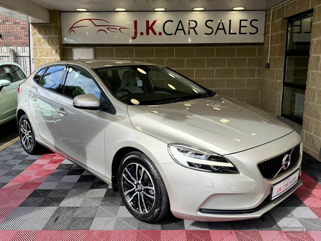 Volvo V40 T2 122 Momentum Geartronic Gold