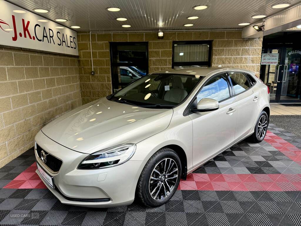 Volvo V40 T2 122 Momentum Geartronic Gold #3