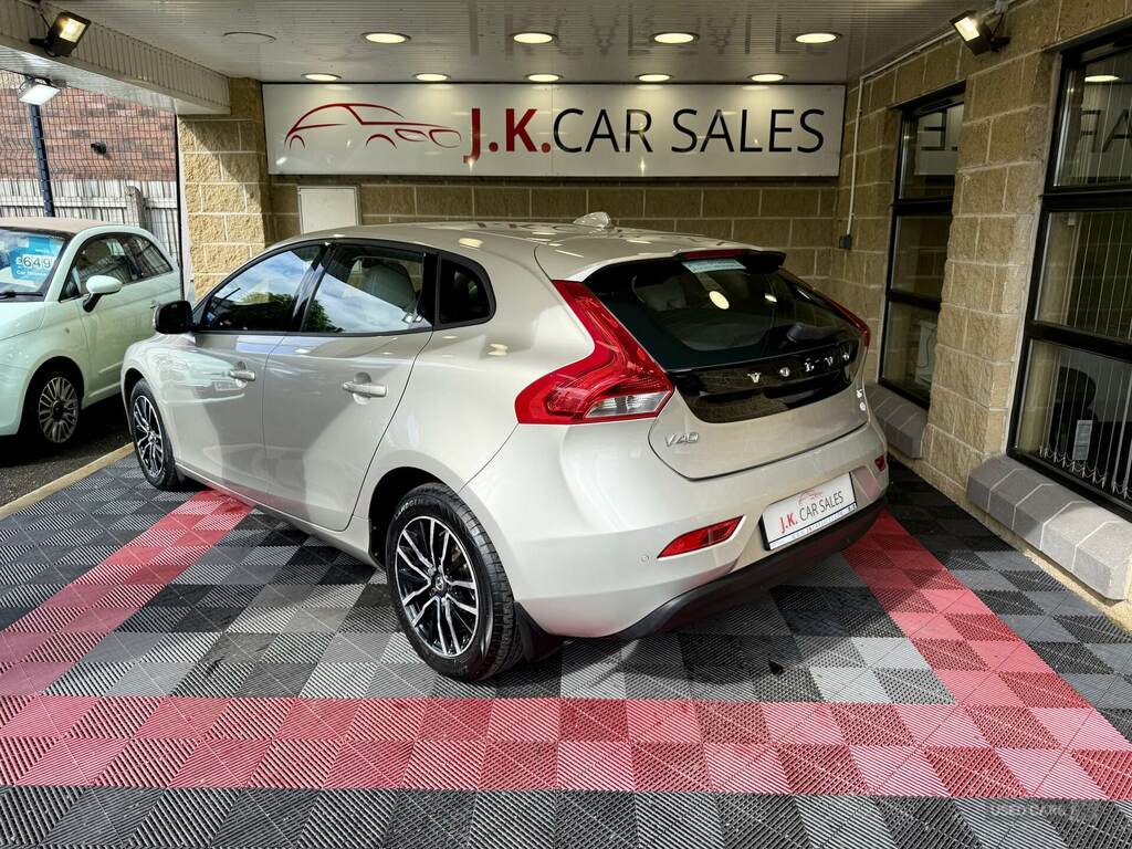 Volvo V40 T2 122 Momentum Geartronic Gold #4